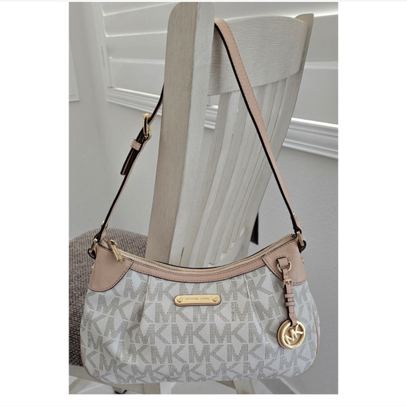Michael Kors Cream Leather Shoulder Bag with Gold Hardware - Picture 3 of 16